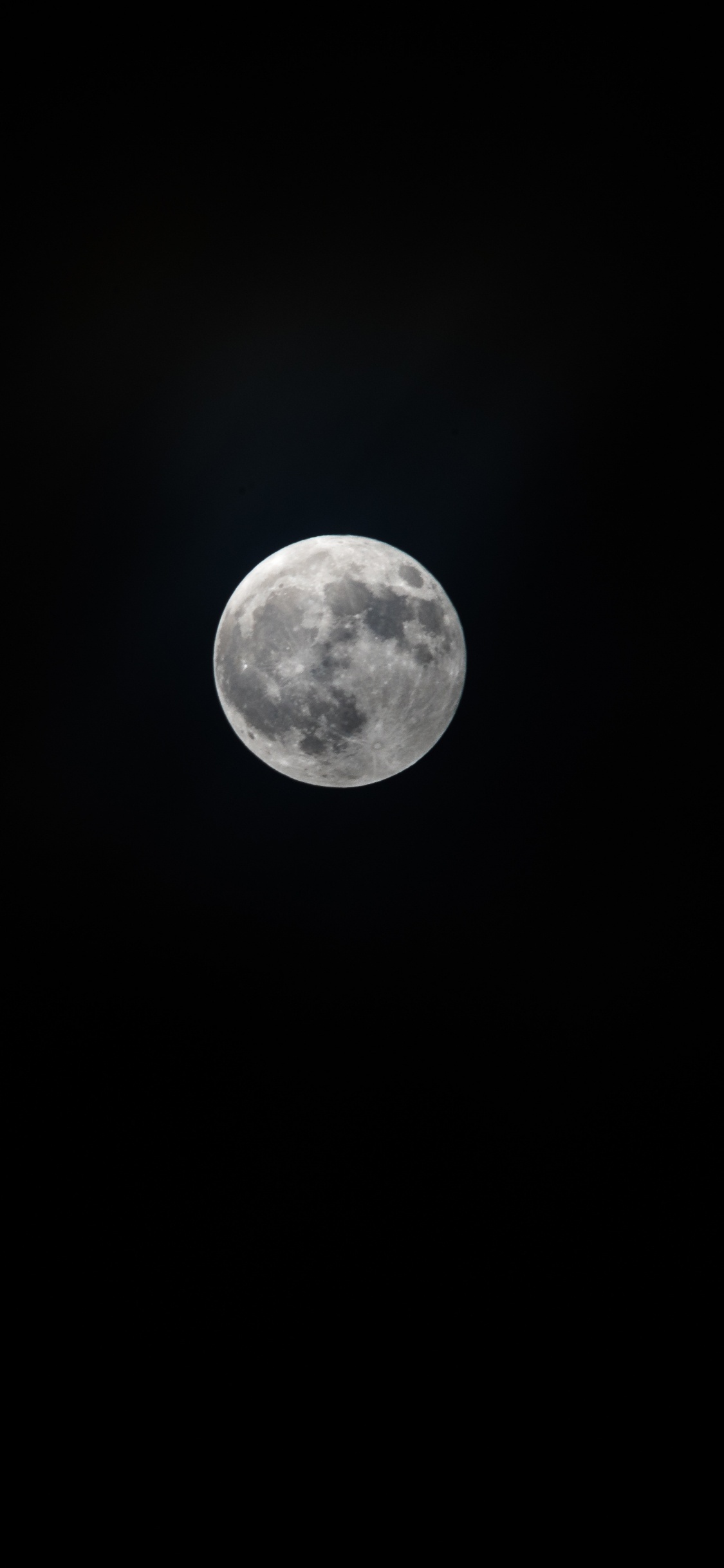 Pleine Lune Dans le Ciel Nocturne. Wallpaper in 1125x2436 Resolution