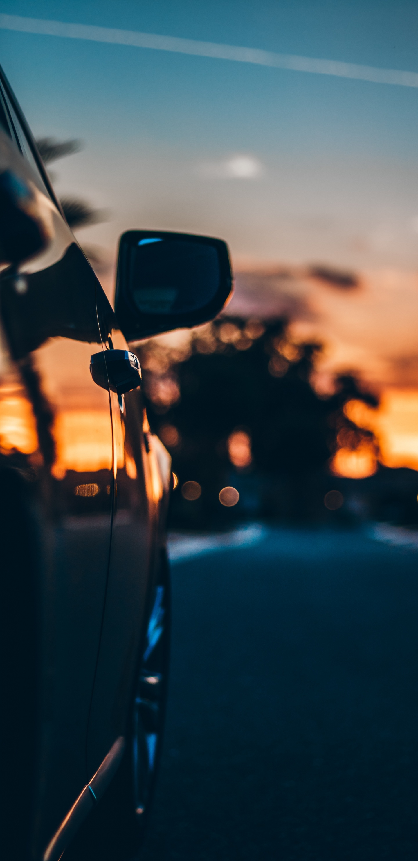 Rétroviseur de Voiture Noir Pendant le Coucher du Soleil. Wallpaper in 1440x2960 Resolution