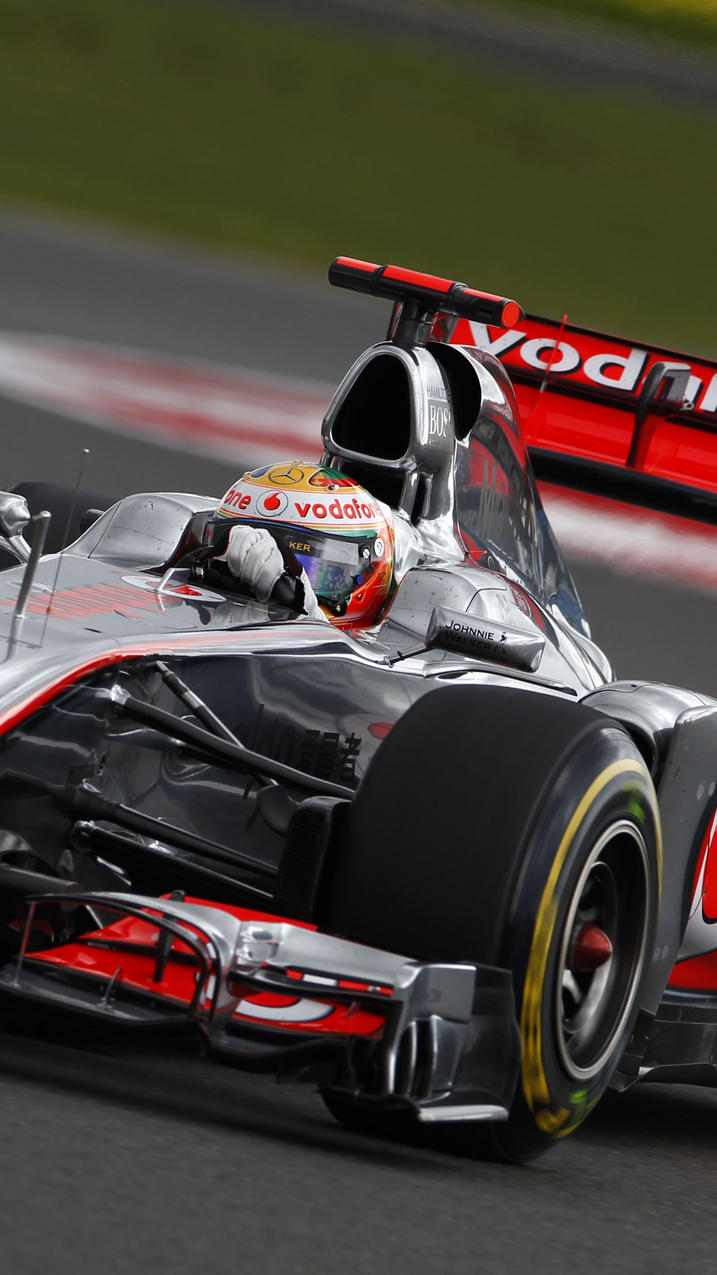 Black and Red f 1 Race Car on Track. Wallpaper in 1440x2560 Resolution