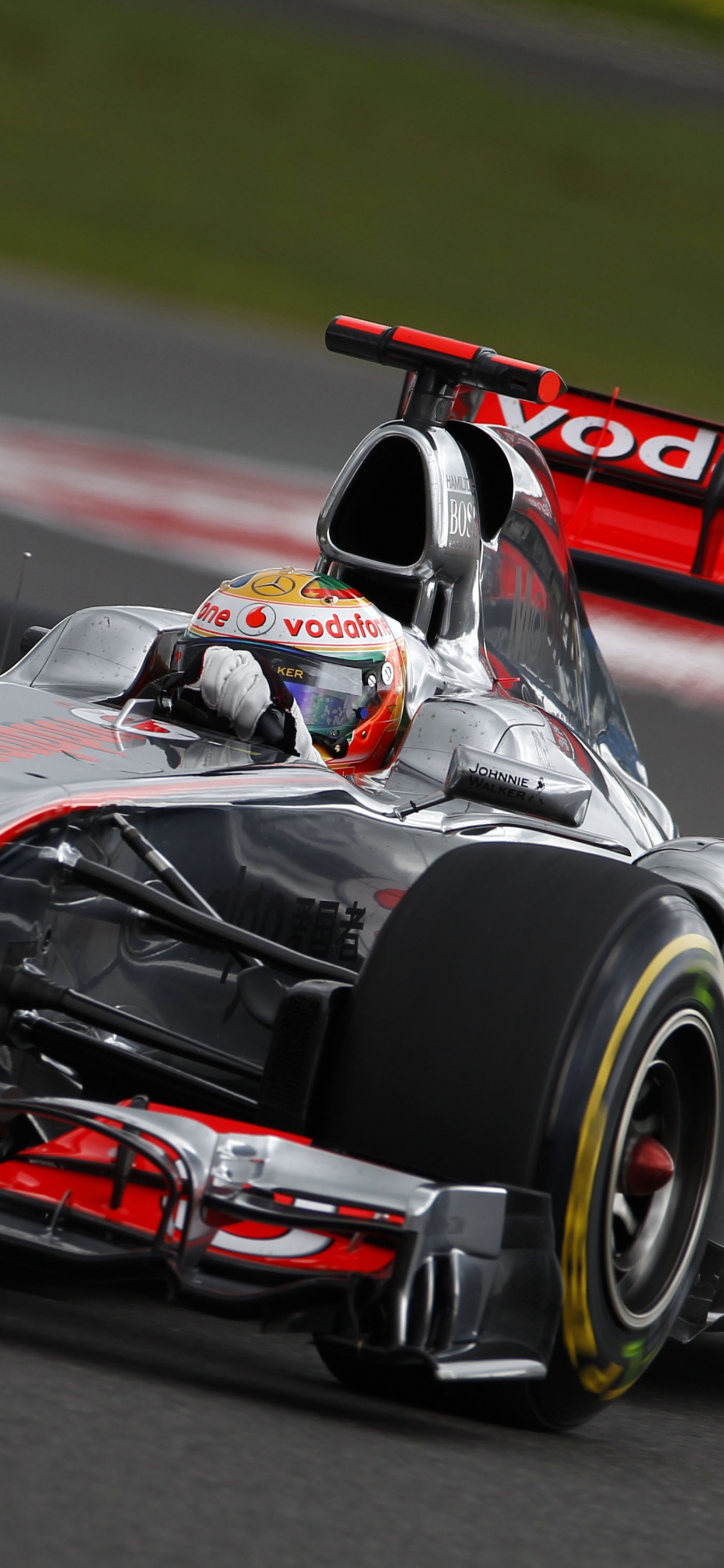 Schwarz-roter f 1 Rennwagen Auf Der Strecke. Wallpaper in 1242x2688 Resolution