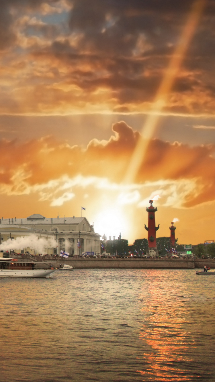 Blaues Und Weißes Gebäude in Der Nähe Eines Gewässers Bei Sonnenuntergang. Wallpaper in 750x1334 Resolution