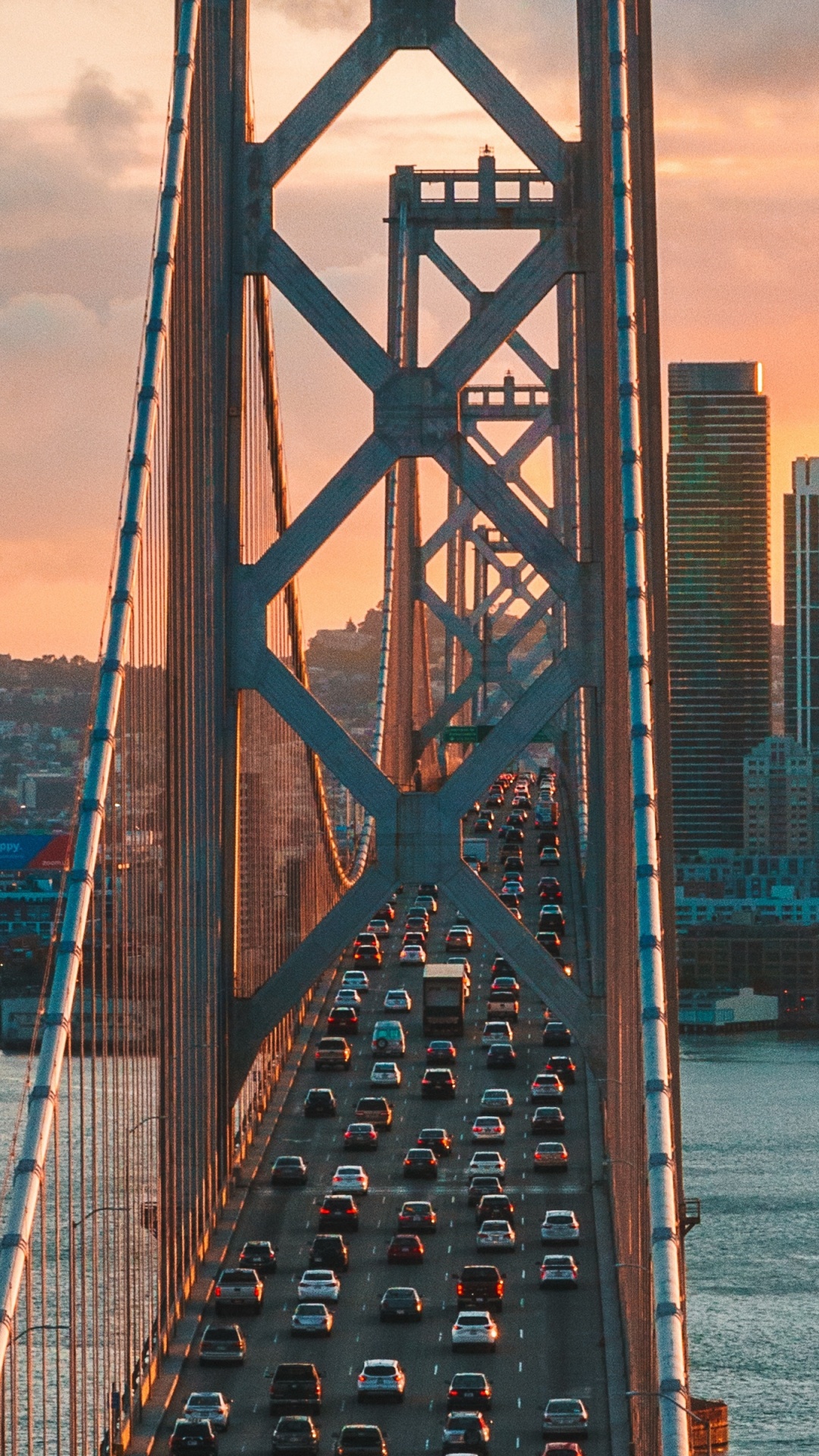 Puente Sobre el Agua Cerca de Los Edificios de la Ciudad Durante el Día.. Wallpaper in 1080x1920 Resolution
