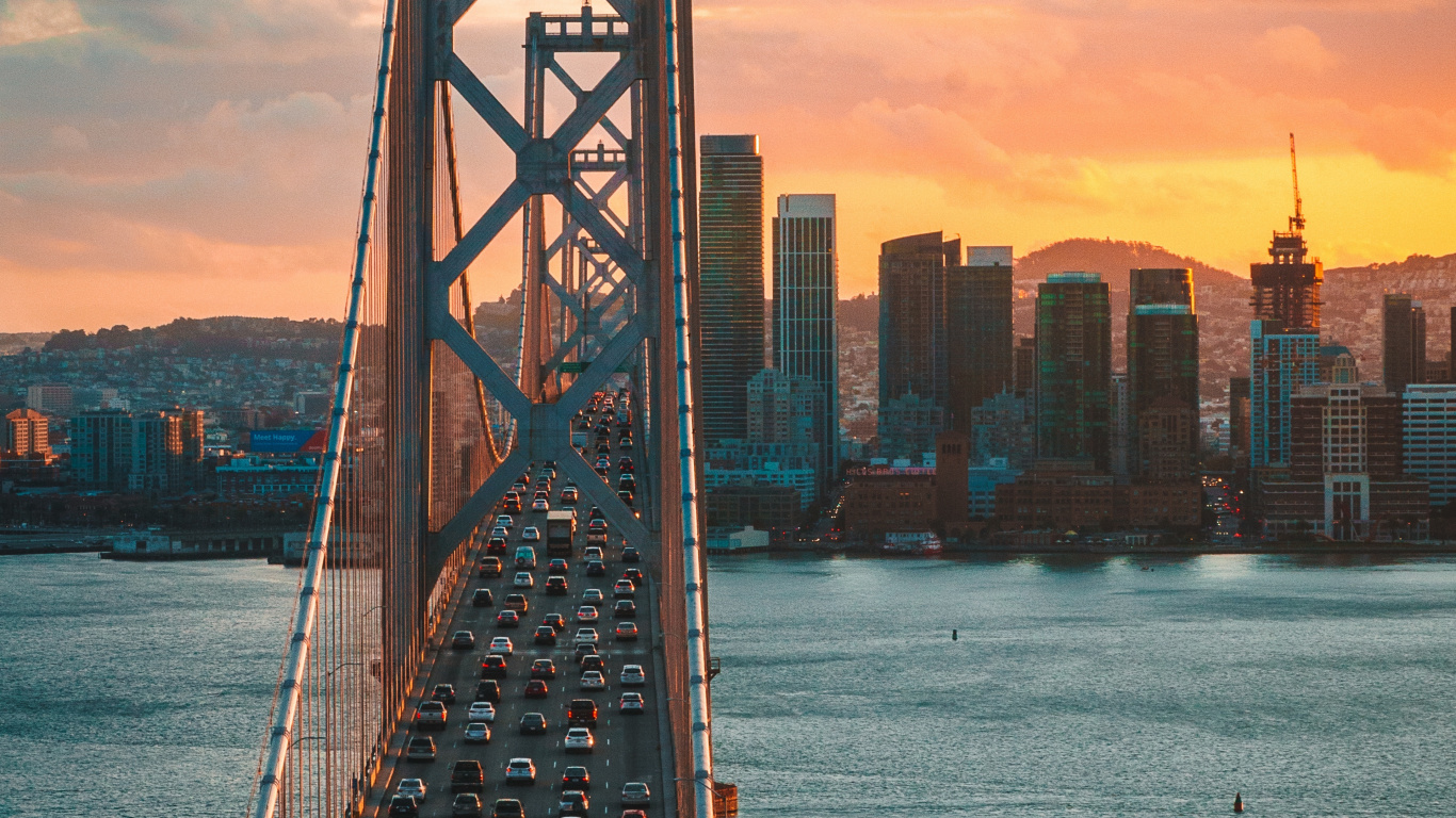 Puente Sobre el Agua Cerca de Los Edificios de la Ciudad Durante el Día.. Wallpaper in 1366x768 Resolution