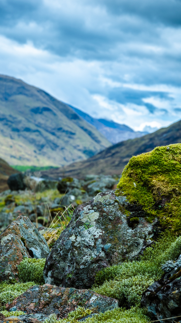 Grüne Wiese in Der Nähe Des Berges Unter Weißen Wolken Tagsüber Clouds. Wallpaper in 750x1334 Resolution