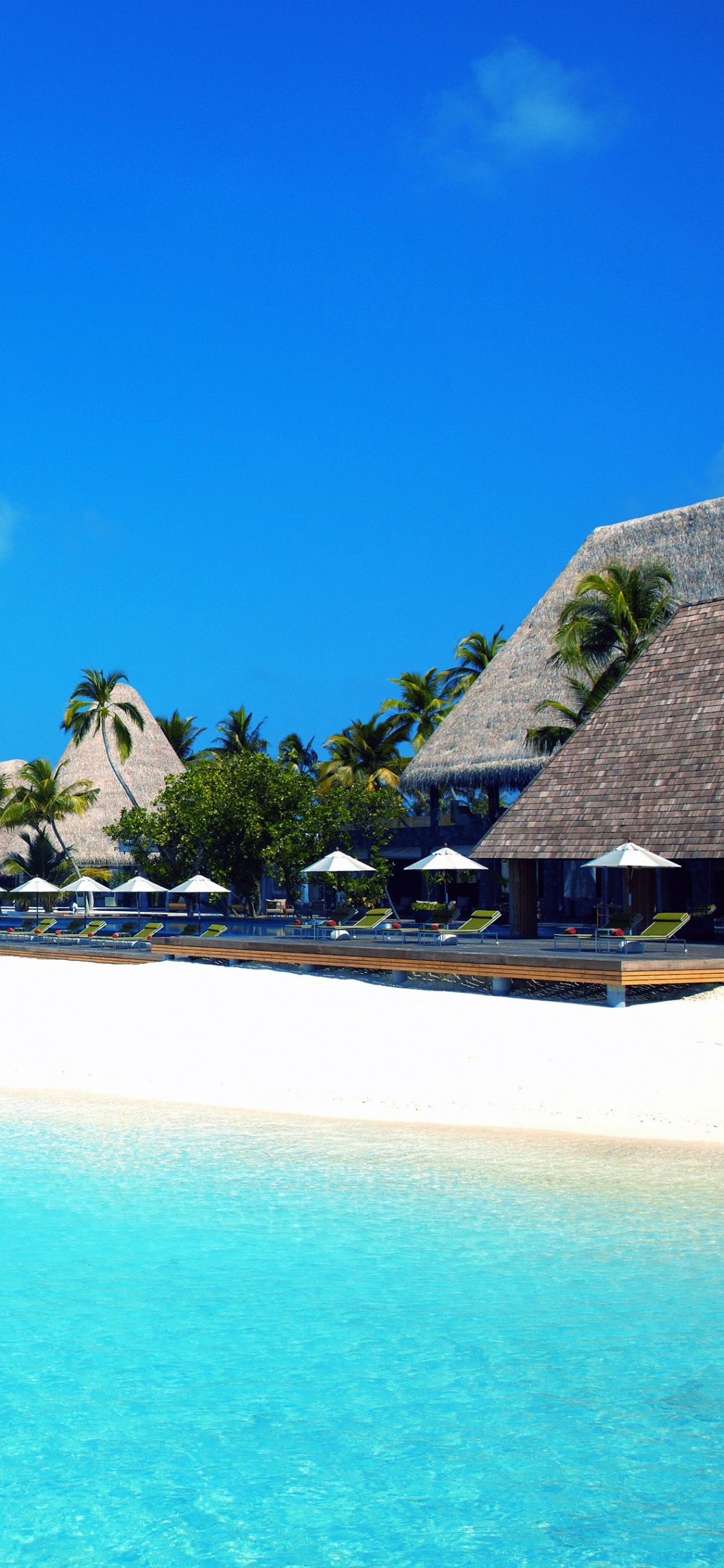 Île Brune et Verte Sur la Mer Bleue Sous le Ciel Bleu Pendant la Journée. Wallpaper in 1125x2436 Resolution
