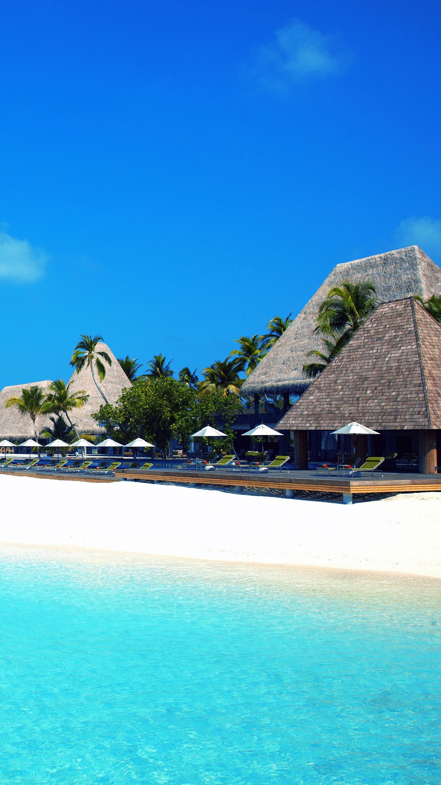 Île Brune et Verte Sur la Mer Bleue Sous le Ciel Bleu Pendant la Journée. Wallpaper in 1440x2560 Resolution