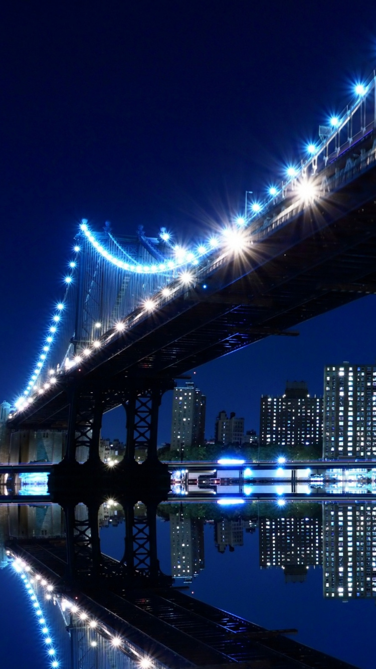 Pont Éclairé Au-dessus de L'eau Pendant la Nuit. Wallpaper in 750x1334 Resolution