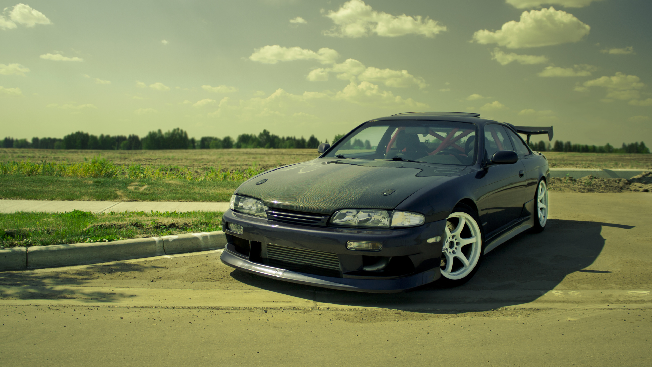 Schwarzes Mercedes Benz Coupé Tagsüber Unterwegs. Wallpaper in 2560x1440 Resolution