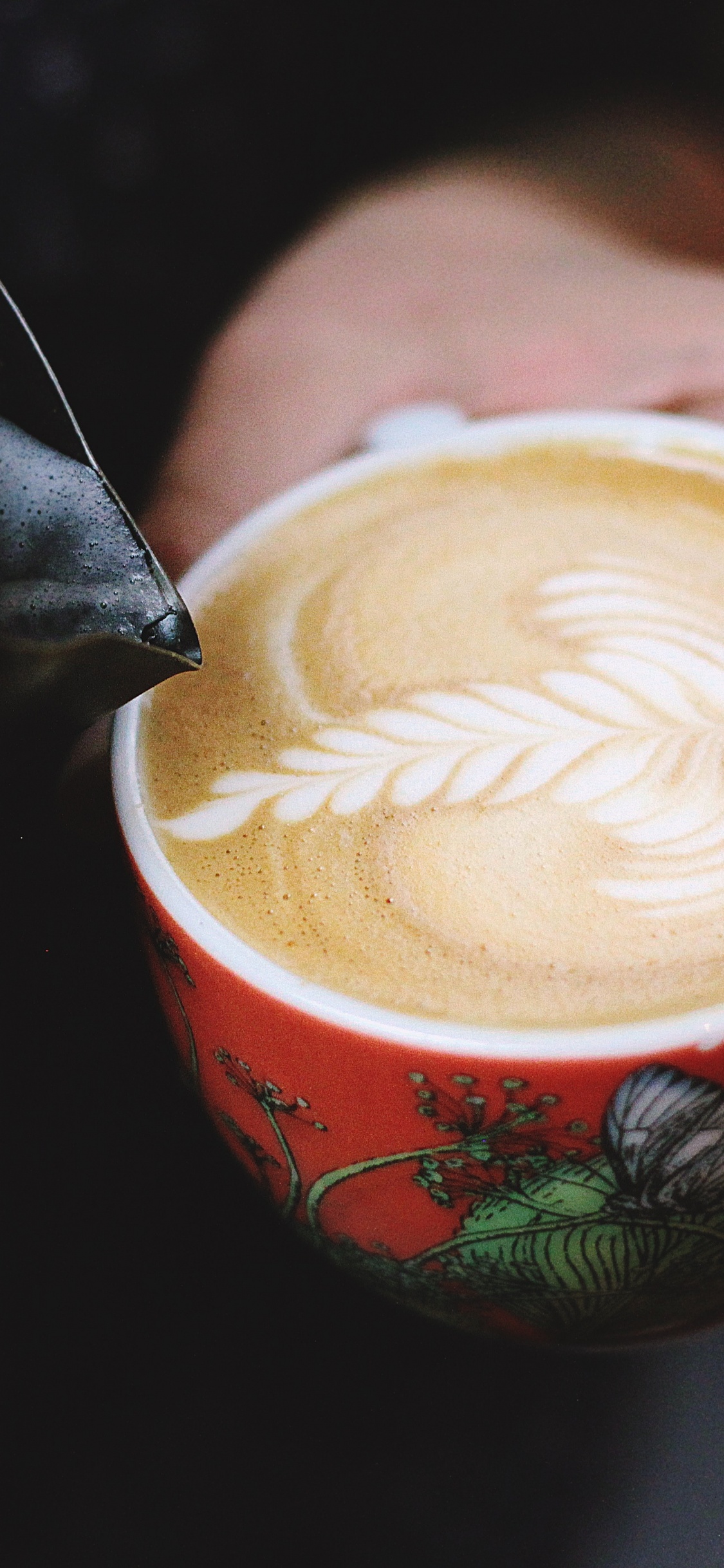 Persona Sosteniendo Una Taza de Cerámica Verde y Blanca Con Café.. Wallpaper in 1125x2436 Resolution