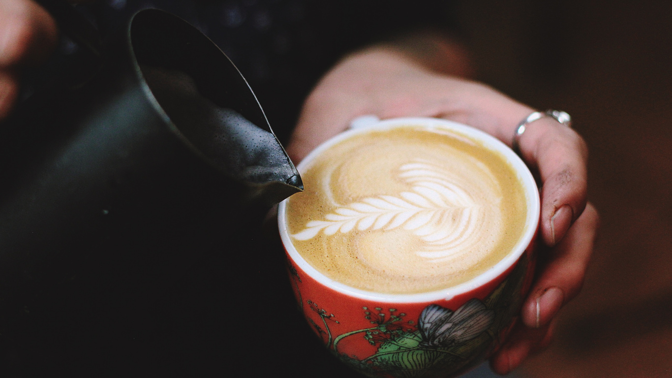 Persona Sosteniendo Una Taza de Cerámica Verde y Blanca Con Café.. Wallpaper in 1366x768 Resolution