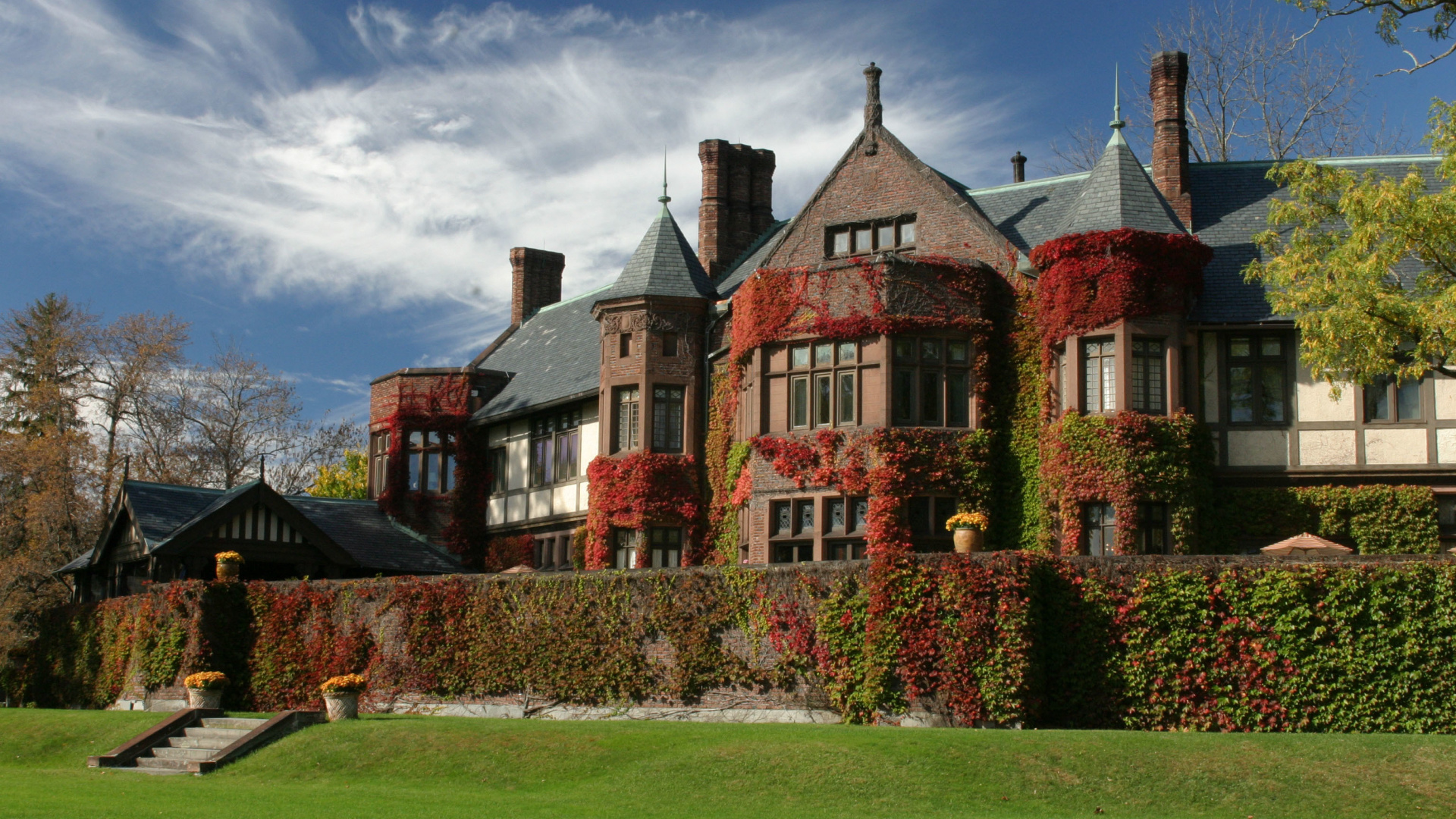 Braunes Und Schwarzes Betonhaus Unter Blauem Himmel Tagsüber. Wallpaper in 1920x1080 Resolution