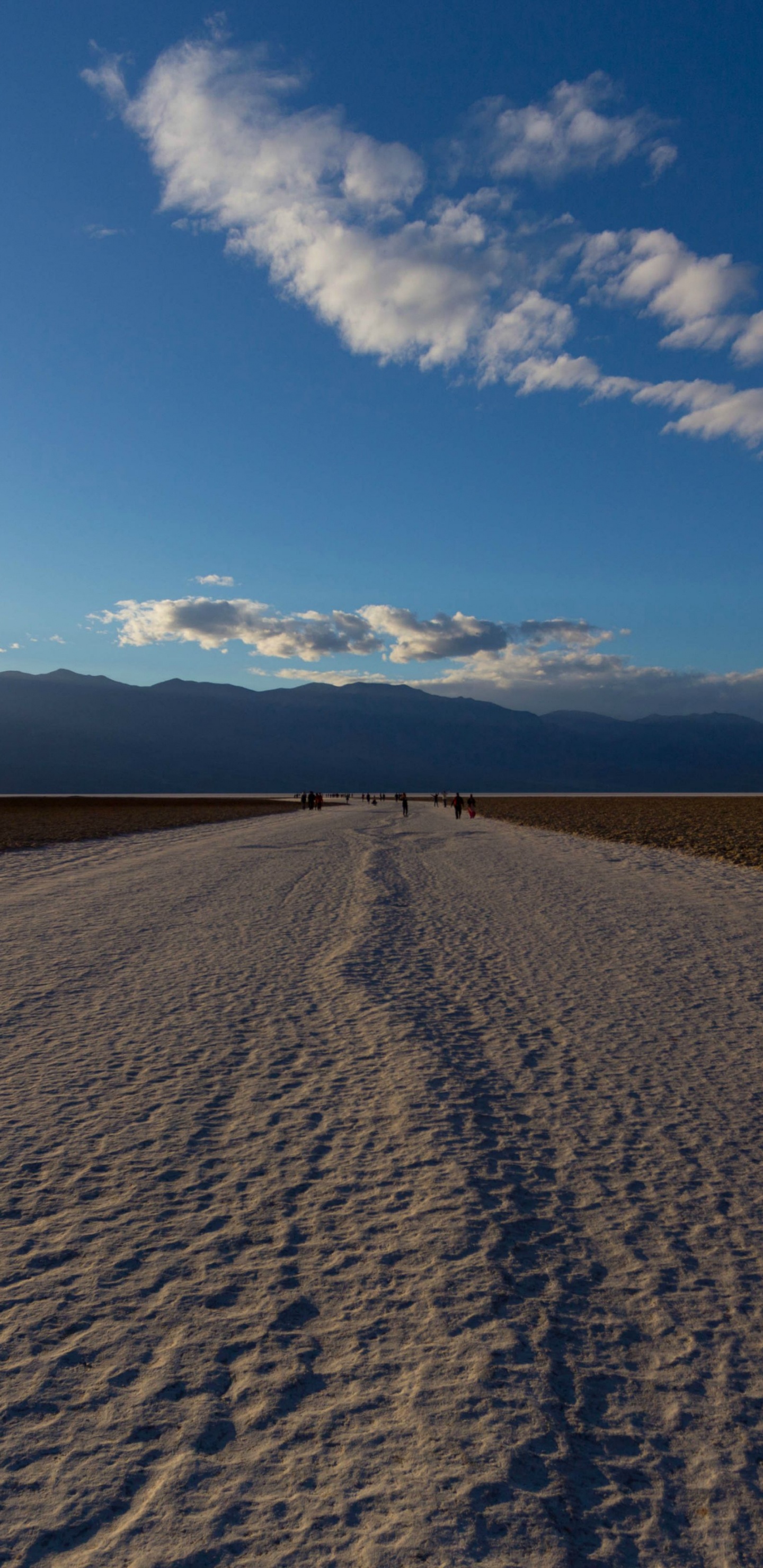 Tagsüber Brauner Sand Unter Blauem Himmel. Wallpaper in 1440x2960 Resolution