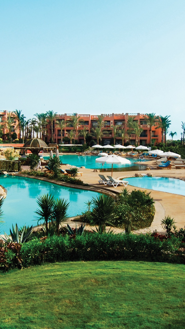 Cuerpo de Agua Cerca de Edificios Durante el Día.. Wallpaper in 720x1280 Resolution