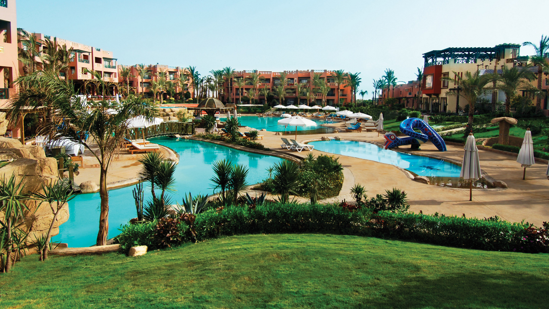 Plan D'eau Près Des Bâtiments Pendant la Journée. Wallpaper in 1920x1080 Resolution