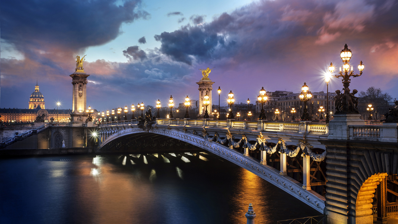 Pont Au-dessus de L'eau Pendant la Nuit. Wallpaper in 1280x720 Resolution