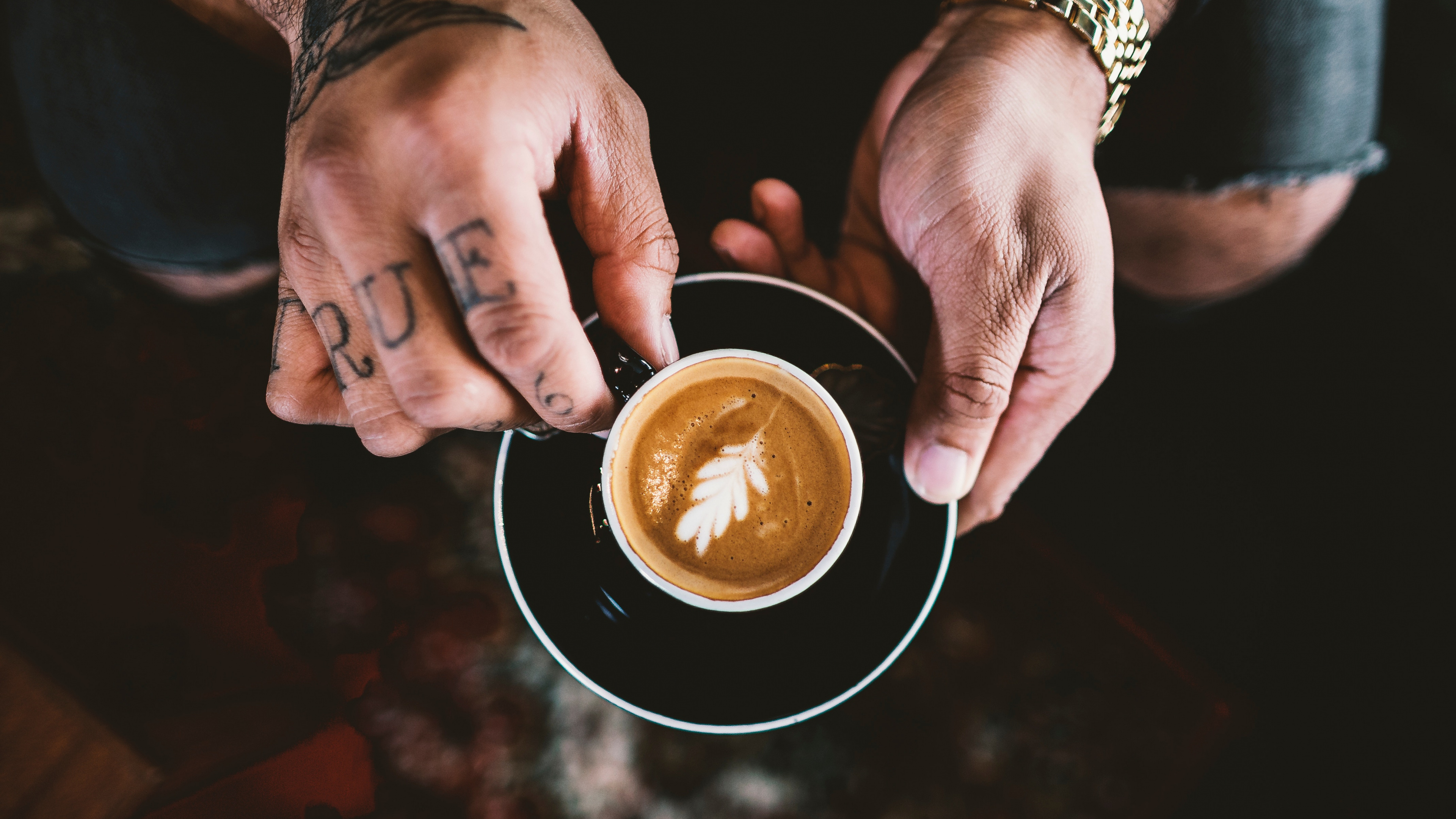 Persona Sosteniendo Una Taza de Cerámica Negra Con Líquido Marrón.. Wallpaper in 3840x2160 Resolution