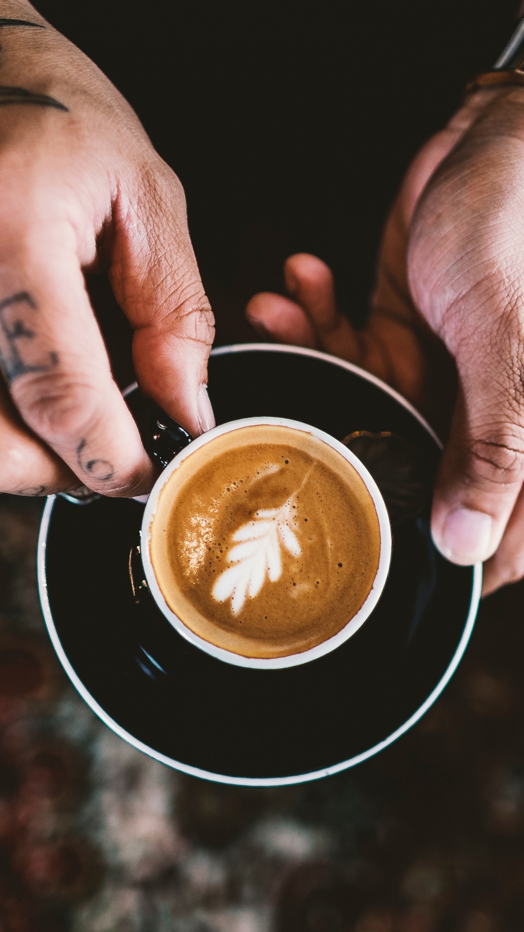 Person, Die Einen Schwarzen Keramikbecher Mit Brauner Flüssigkeit Hält. Wallpaper in 1080x1920 Resolution