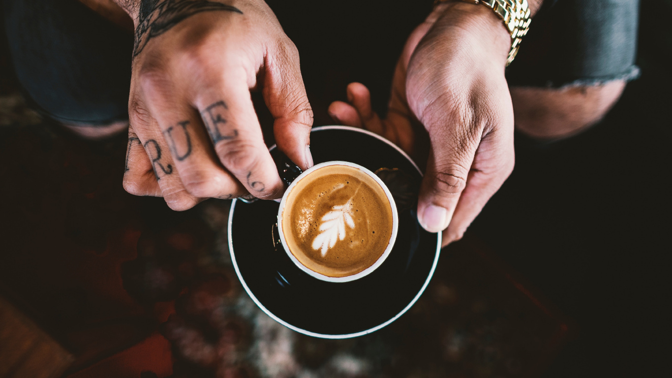 Person, Die Einen Schwarzen Keramikbecher Mit Brauner Flüssigkeit Hält. Wallpaper in 1366x768 Resolution