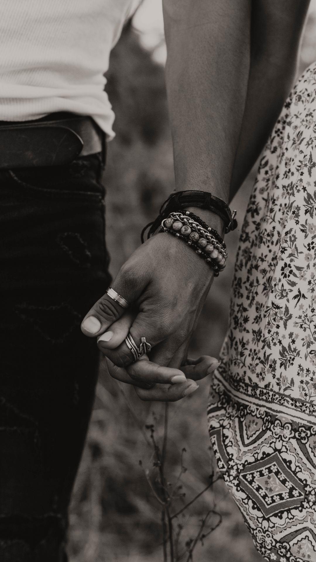 Photo en Niveaux de Gris D'un Homme et D'une Femme se Tenant la Main. Wallpaper in 1080x1920 Resolution