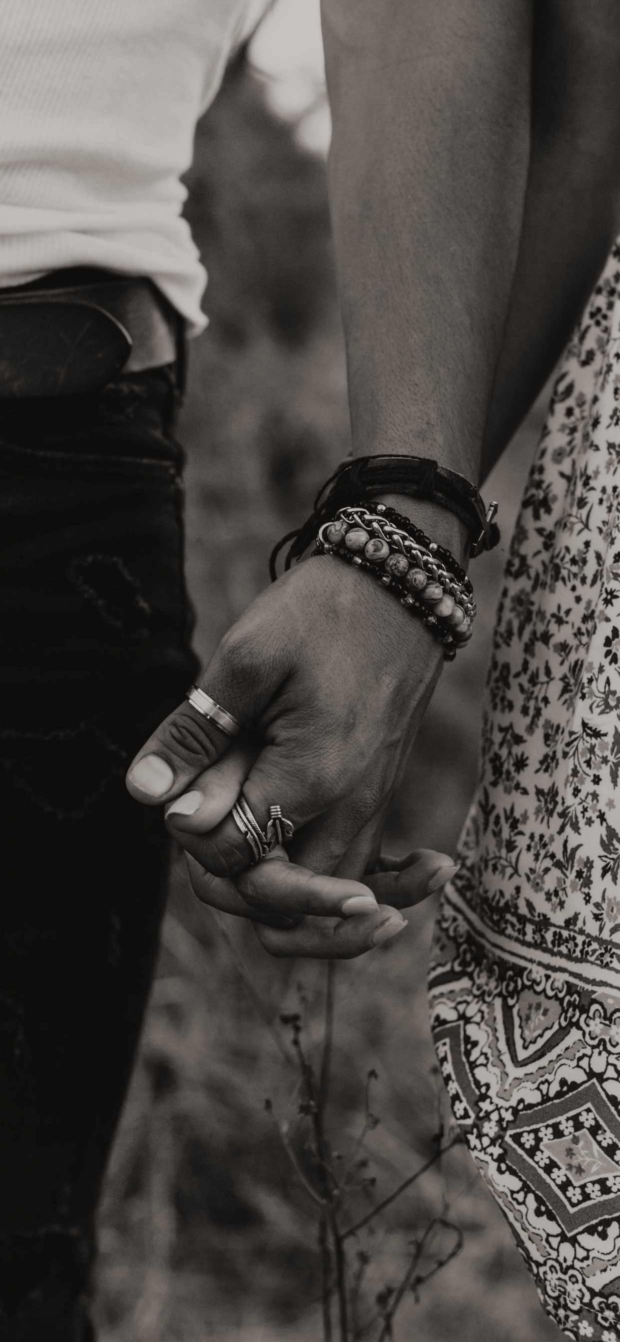 Photo en Niveaux de Gris D'un Homme et D'une Femme se Tenant la Main. Wallpaper in 1242x2688 Resolution