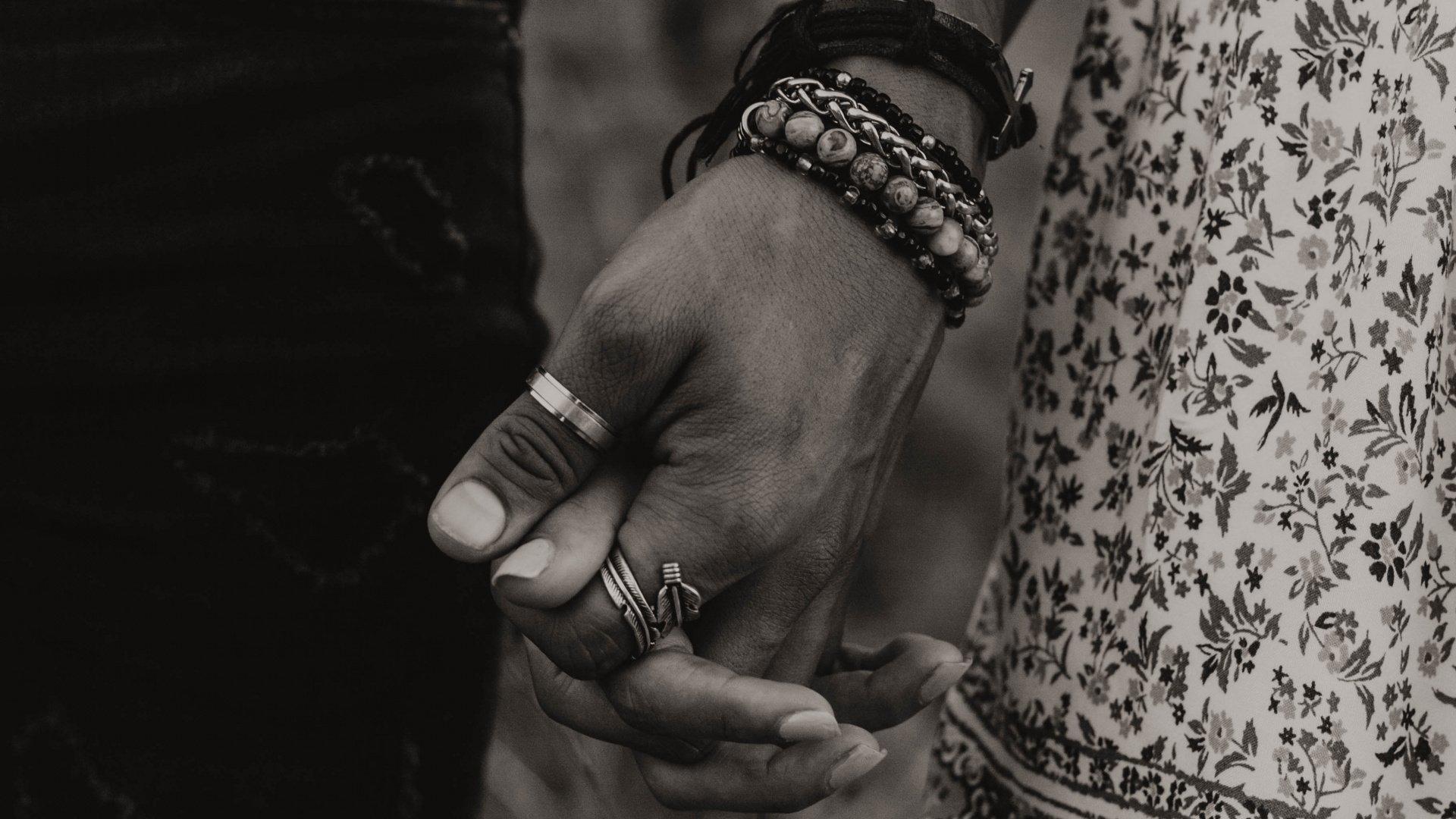 Photo en Niveaux de Gris D'un Homme et D'une Femme se Tenant la Main. Wallpaper in 1920x1080 Resolution