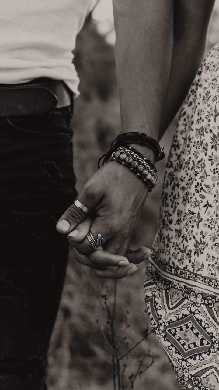 Photo en Niveaux de Gris D'un Homme et D'une Femme se Tenant la Main. Wallpaper in 720x1280 Resolution