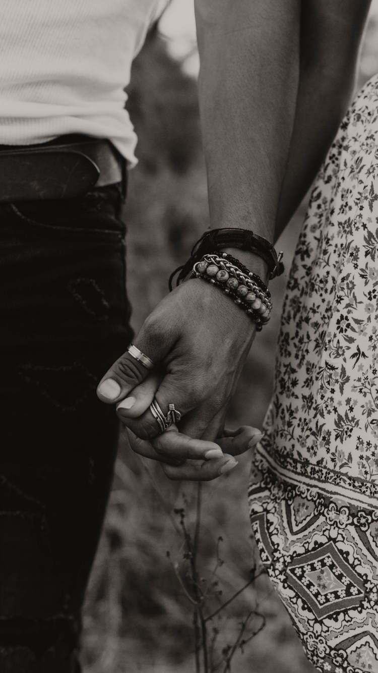 Photo en Niveaux de Gris D'un Homme et D'une Femme se Tenant la Main. Wallpaper in 750x1334 Resolution
