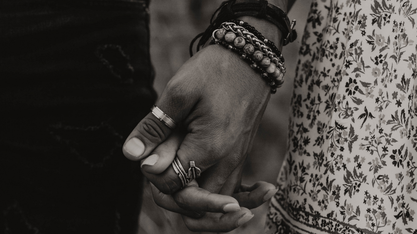 Foto en Escala de Grises de un Hombre y Una Mujer Tomados de la Mano. Wallpaper in 1366x768 Resolution