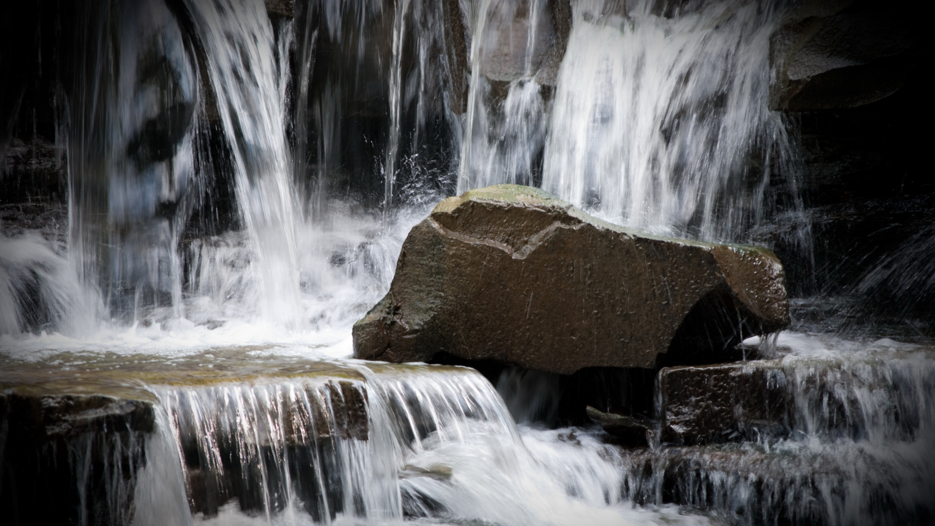 Formation de Roche Brune Avec Des Chutes D'eau. Wallpaper in 1920x1080 Resolution