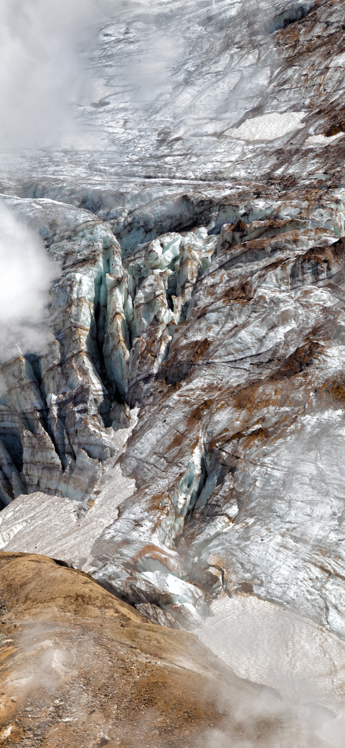 Brauner Und Grauer Felsiger Berg. Wallpaper in 1125x2436 Resolution