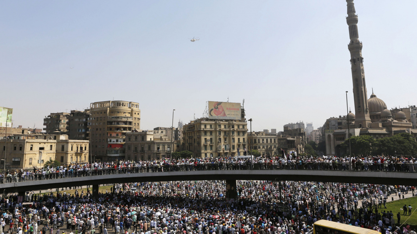 Personas en el Parque Cerca de Los Edificios de la Ciudad Durante el Día.. Wallpaper in 1366x768 Resolution