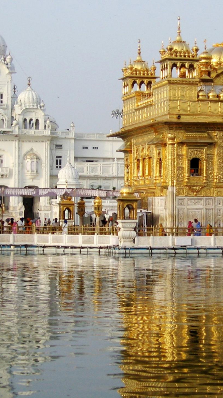 Leute, Die Tagsüber in Der Nähe Eines Weißen Betongebäudes Gehen. Wallpaper in 750x1334 Resolution