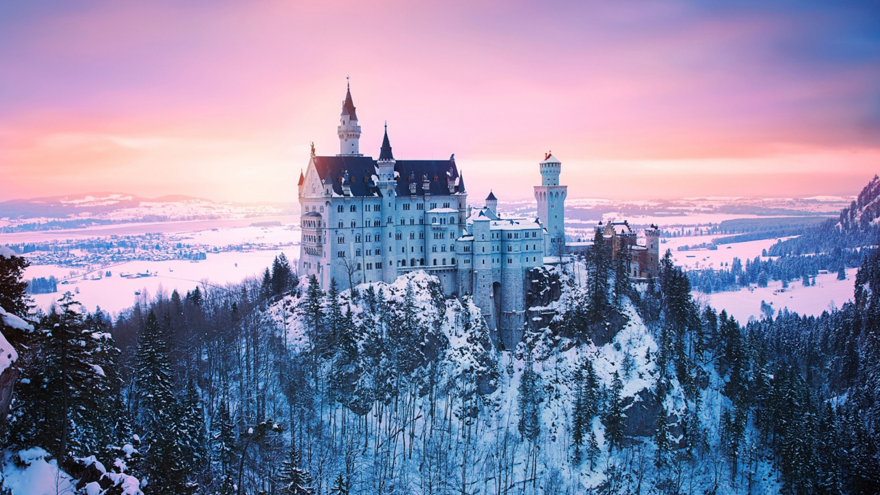 Weißes Und Braunes Schloss, Das Nachts Mit Schnee Bedeckt Ist. Wallpaper in 1280x720 Resolution