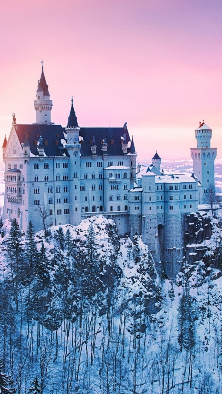 Weißes Und Braunes Schloss, Das Nachts Mit Schnee Bedeckt Ist. Wallpaper in 720x1280 Resolution