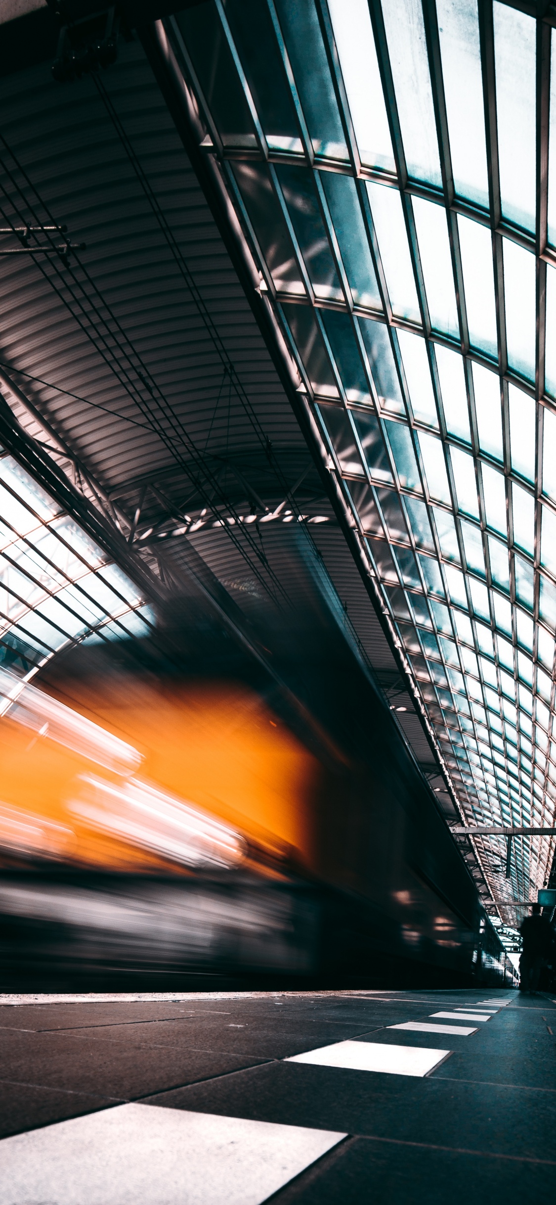 Zeitrafferaufnahmen Von Autos Auf Der Straße. Wallpaper in 1125x2436 Resolution