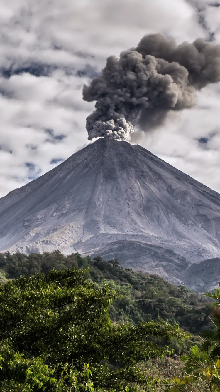 Nuages Gris et Blancs Au-dessus Des Arbres Verts et de la Montagne. Wallpaper in 750x1334 Resolution