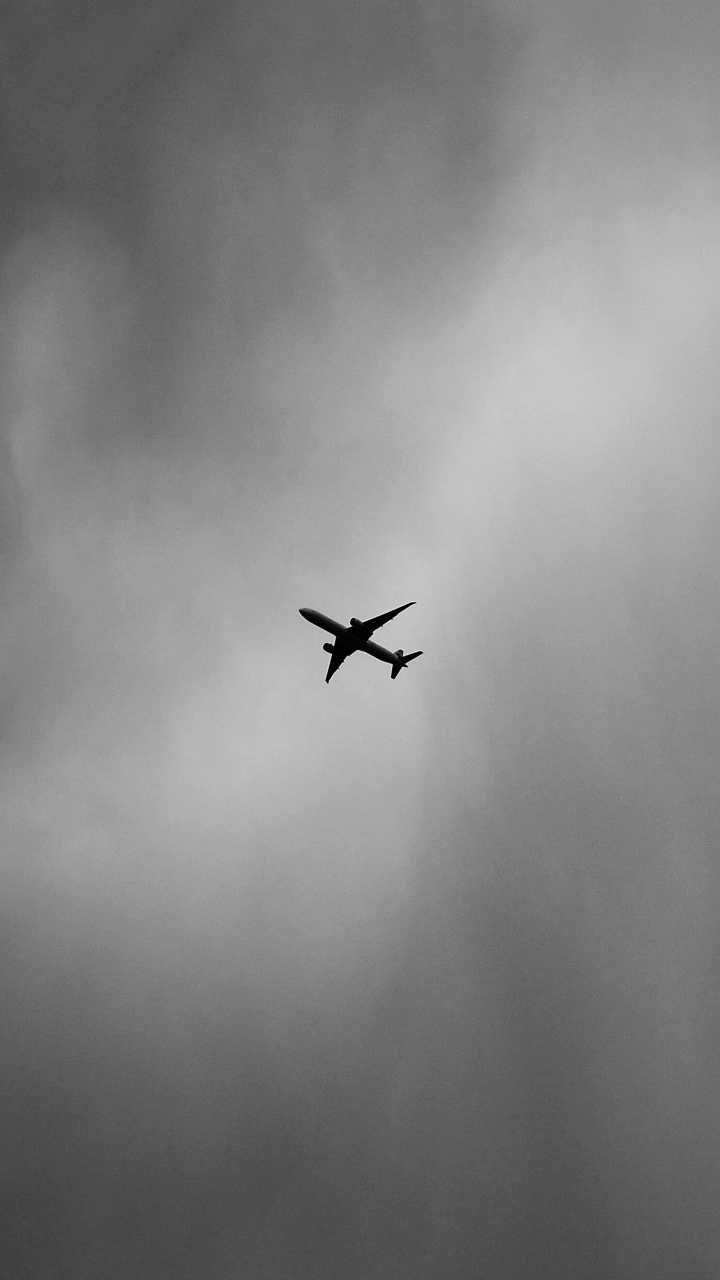 Schwarzes Flugzeug in Der Luft. Wallpaper in 720x1280 Resolution