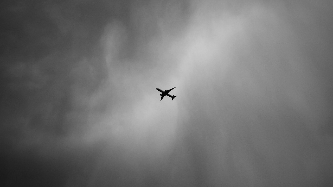 Avion Noir Dans Les Airs. Wallpaper in 1280x720 Resolution