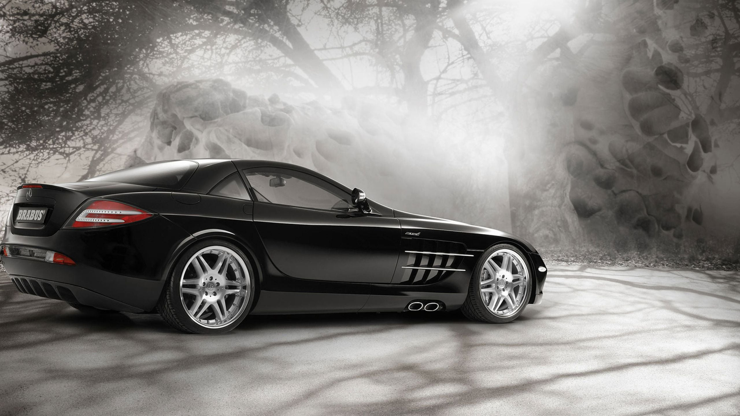 Mercedes Benz Coupé Noir Sur Surface Blanche. Wallpaper in 2560x1440 Resolution