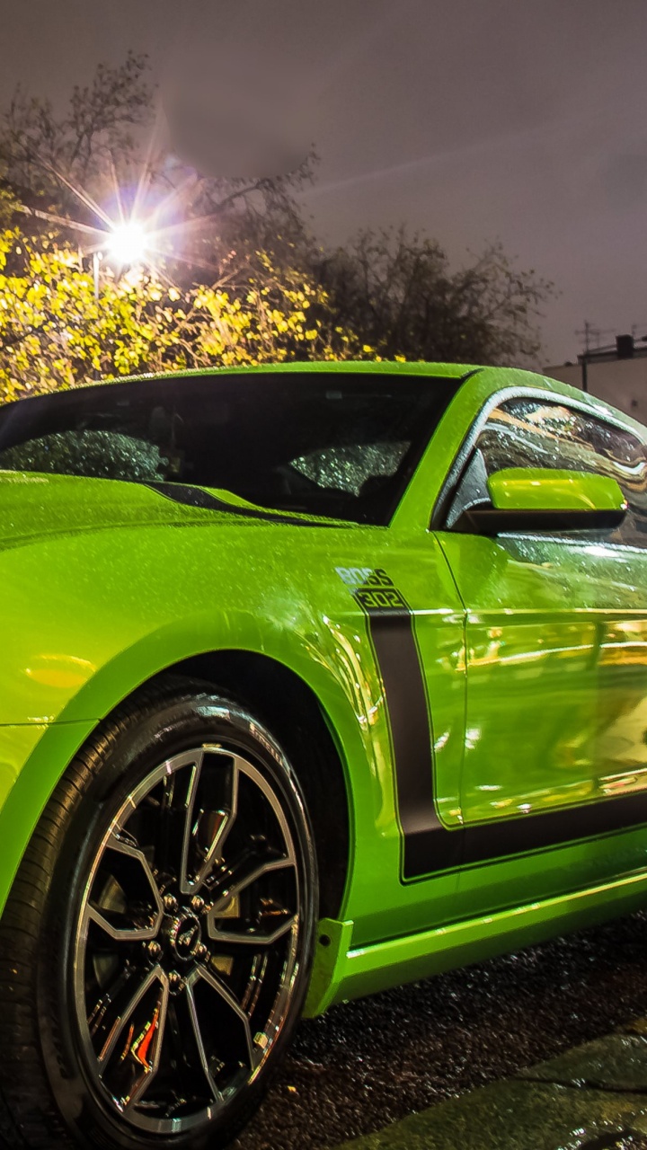 Porsche 911 Verde Estacionado Cerca Del Árbol de Hoja Verde Durante el Día. Wallpaper in 720x1280 Resolution