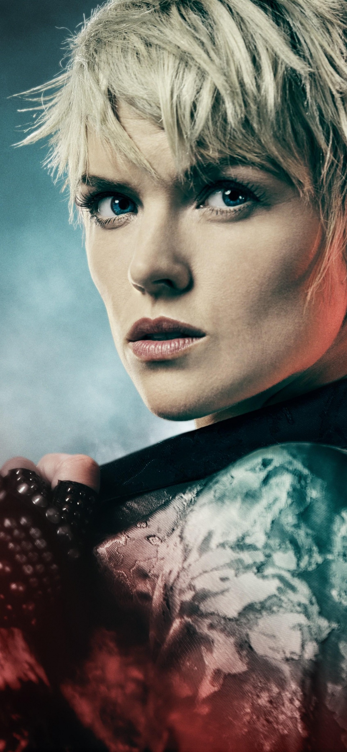 Frau im Rot-schwarzen Blumenhemd. Wallpaper in 1125x2436 Resolution