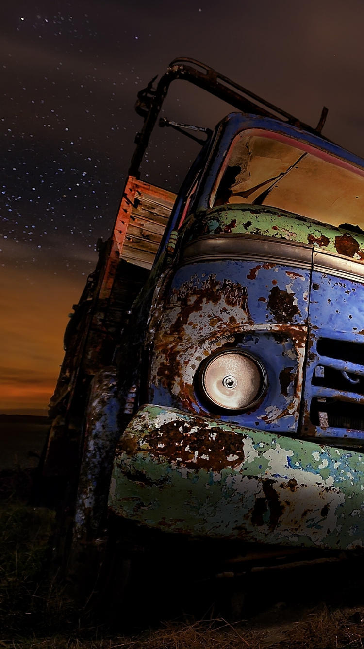 Voiture Blanche Sur Champ Brun Pendant le Coucher du Soleil. Wallpaper in 750x1334 Resolution
