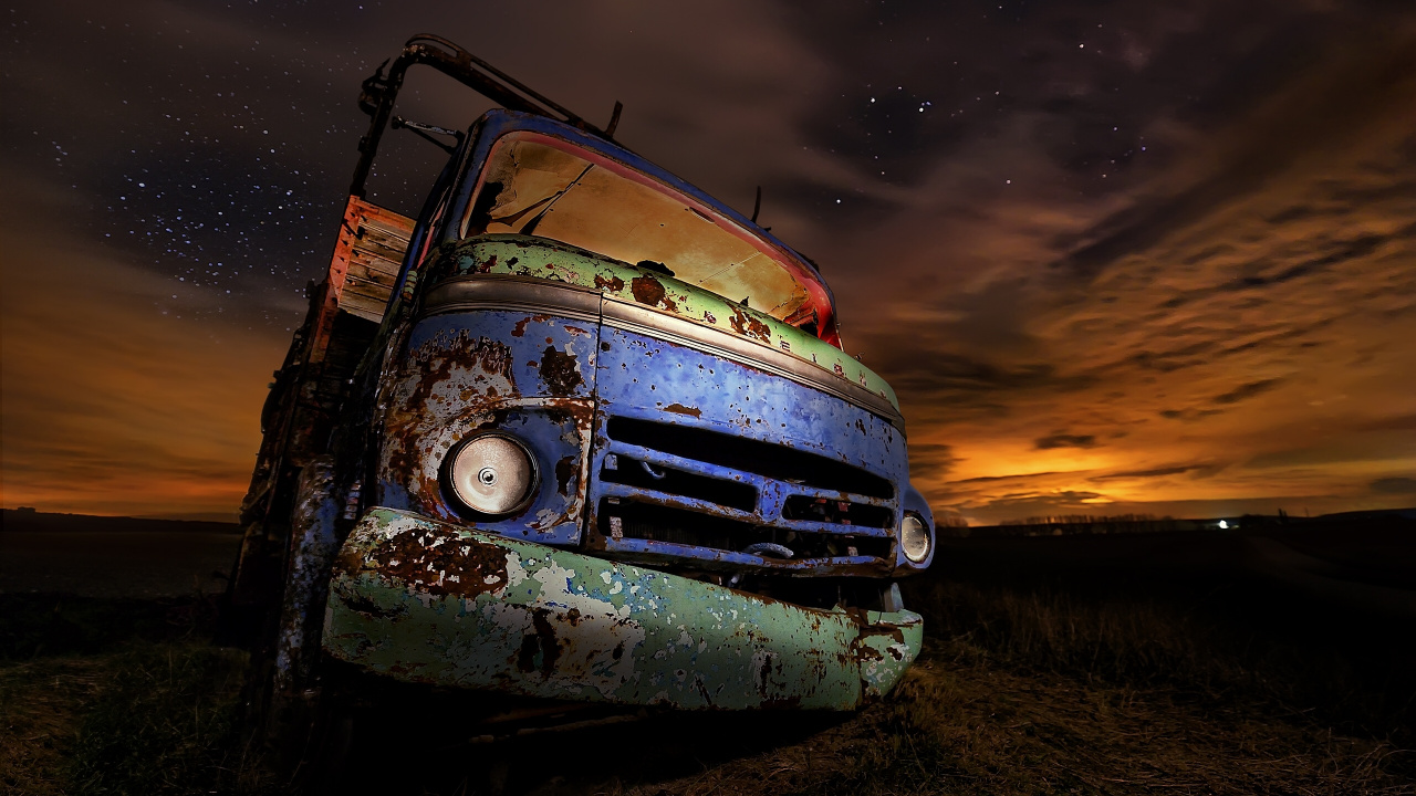 Weißes Auto Auf Braunem Feld Bei Sonnenuntergang. Wallpaper in 1280x720 Resolution