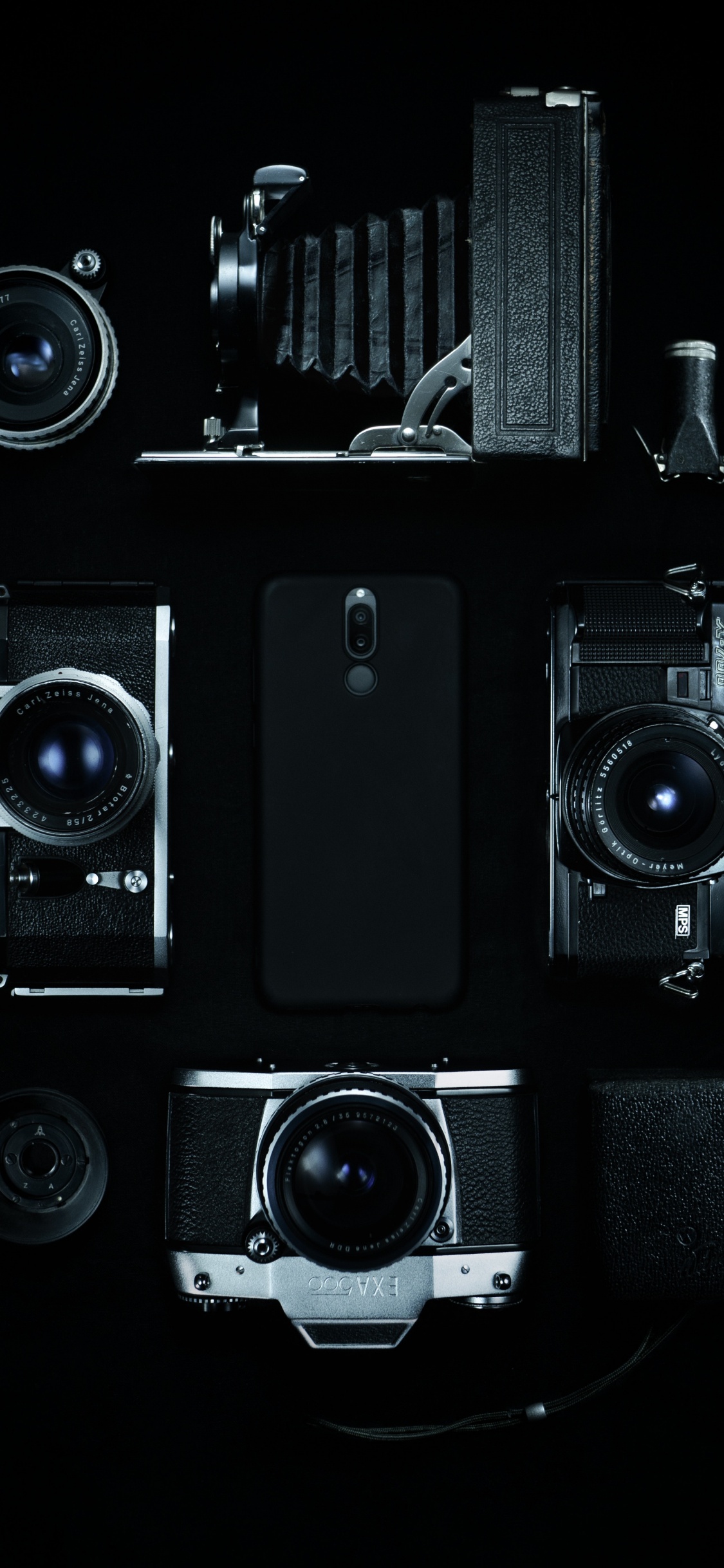 Lote de Cámaras Negras y Plateadas. Wallpaper in 1125x2436 Resolution