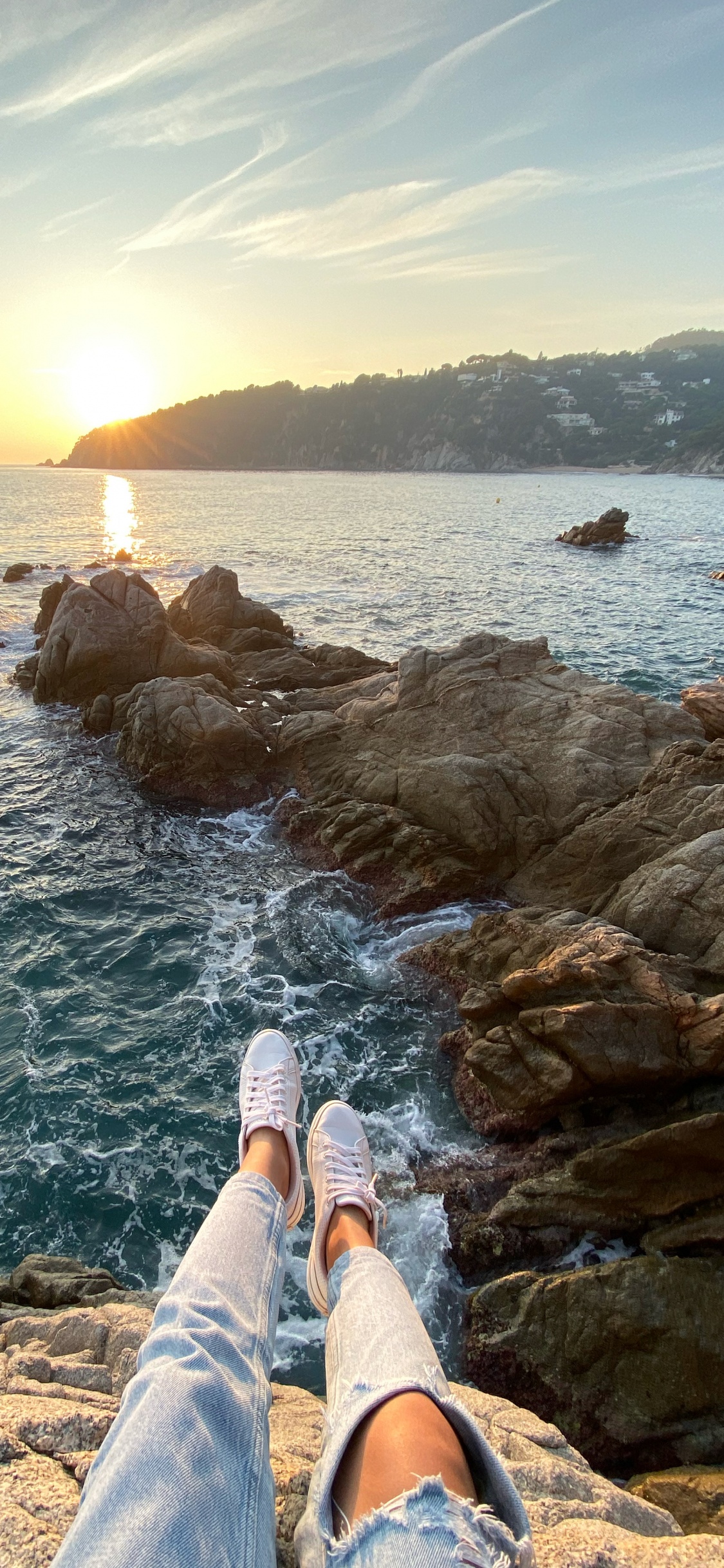 Mar, Costa, Turismo, Agua, Pierna Humana. Wallpaper in 1125x2436 Resolution