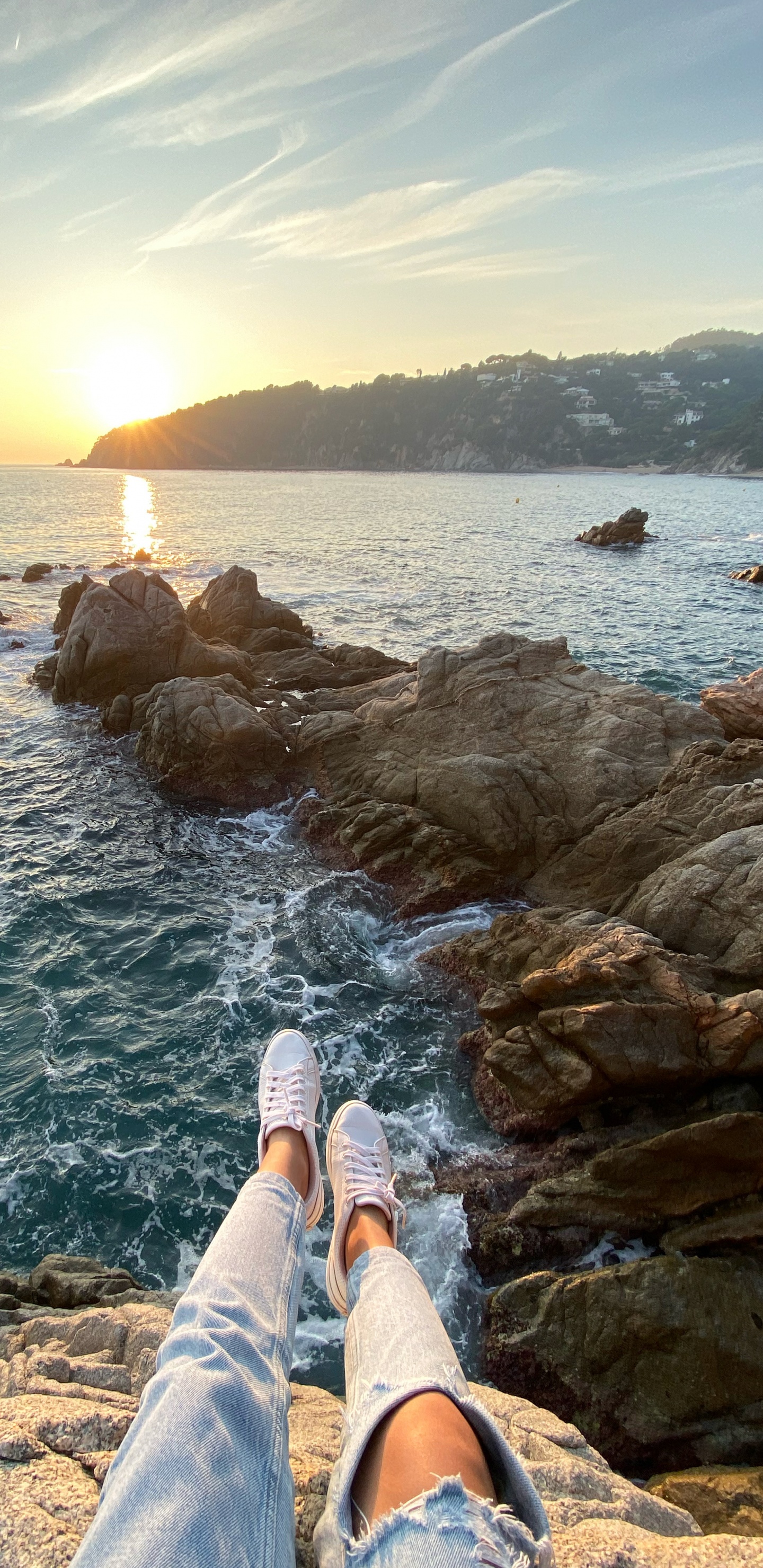 Meer, Küste, Tourismus, Wasser, Menschlichen Bein. Wallpaper in 1440x2960 Resolution