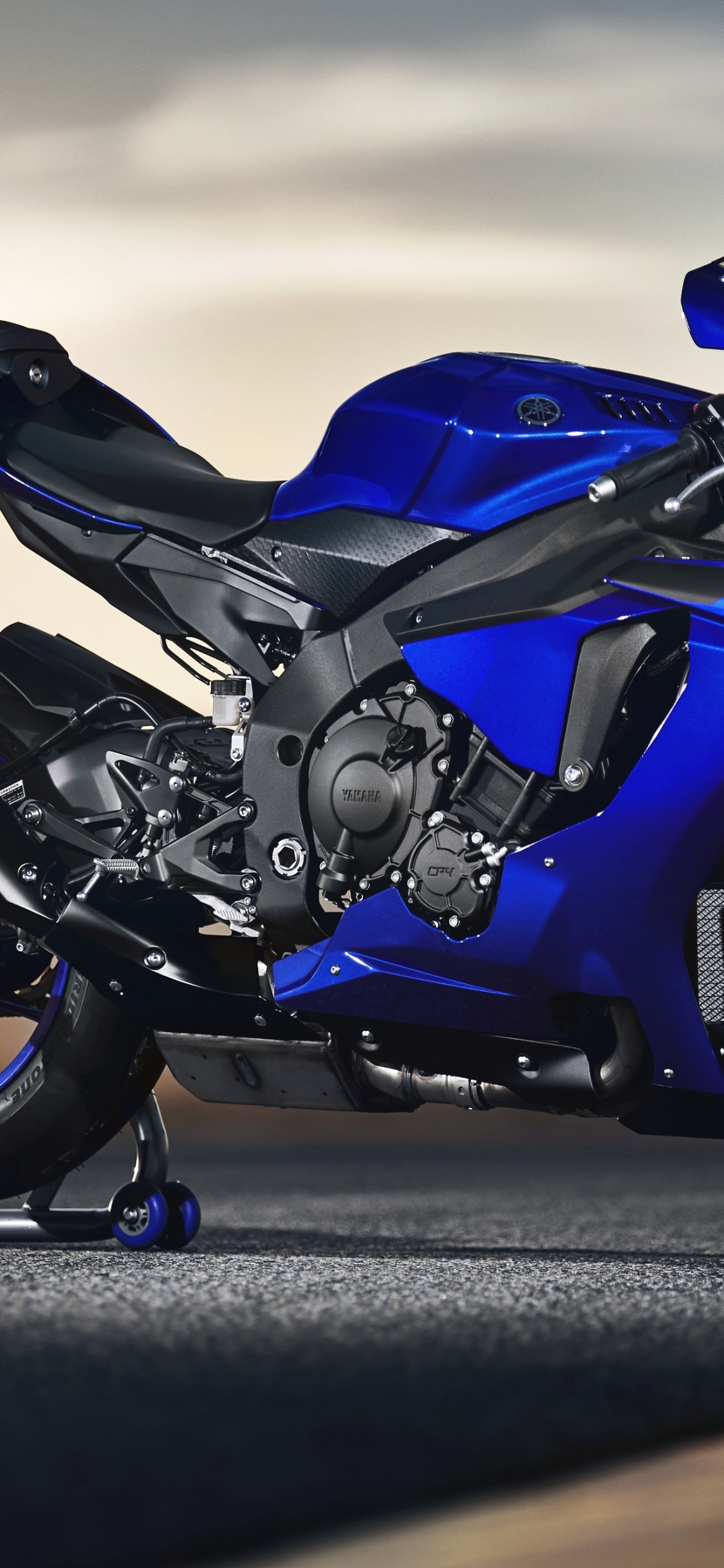 Blaues Und Schwarzes Sportrad. Wallpaper in 1125x2436 Resolution