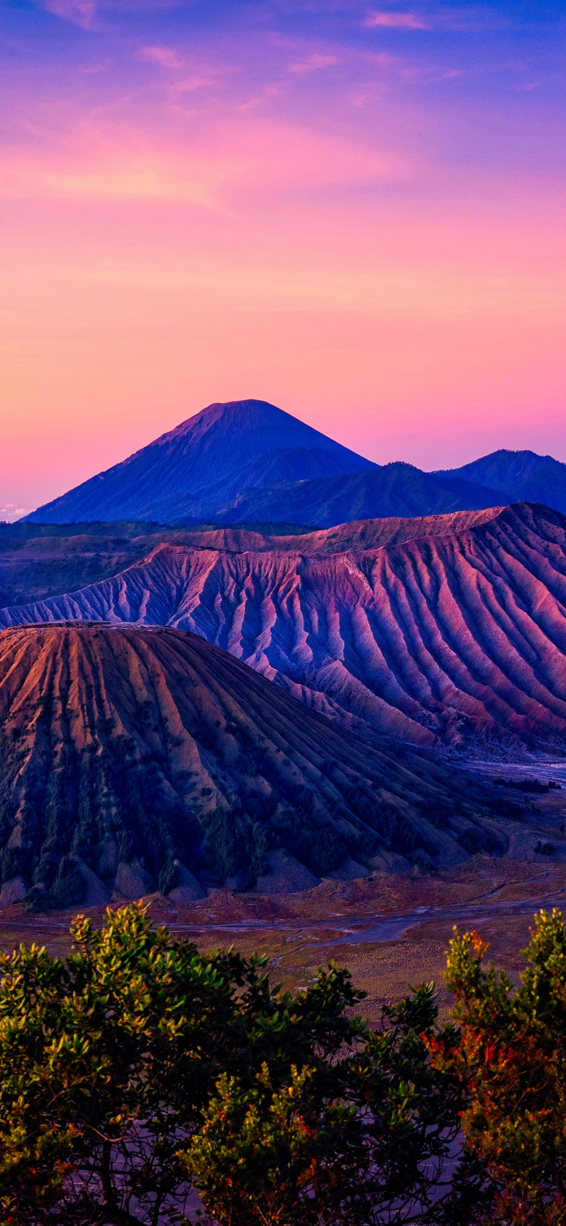 Brauner Berg Unter Weißen Wolken Tagsüber. Wallpaper in 1125x2436 Resolution