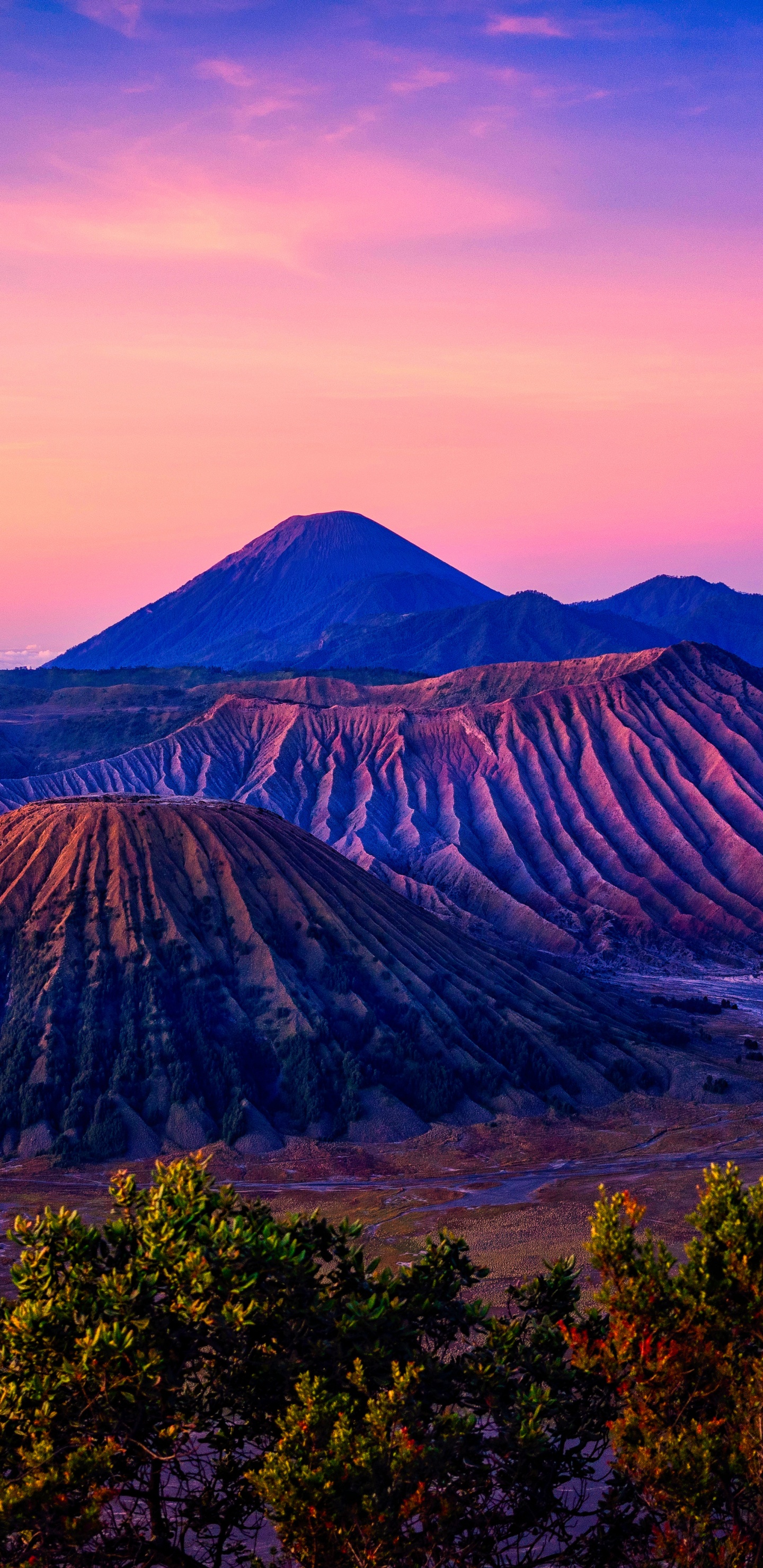 Brauner Berg Unter Weißen Wolken Tagsüber. Wallpaper in 1440x2960 Resolution