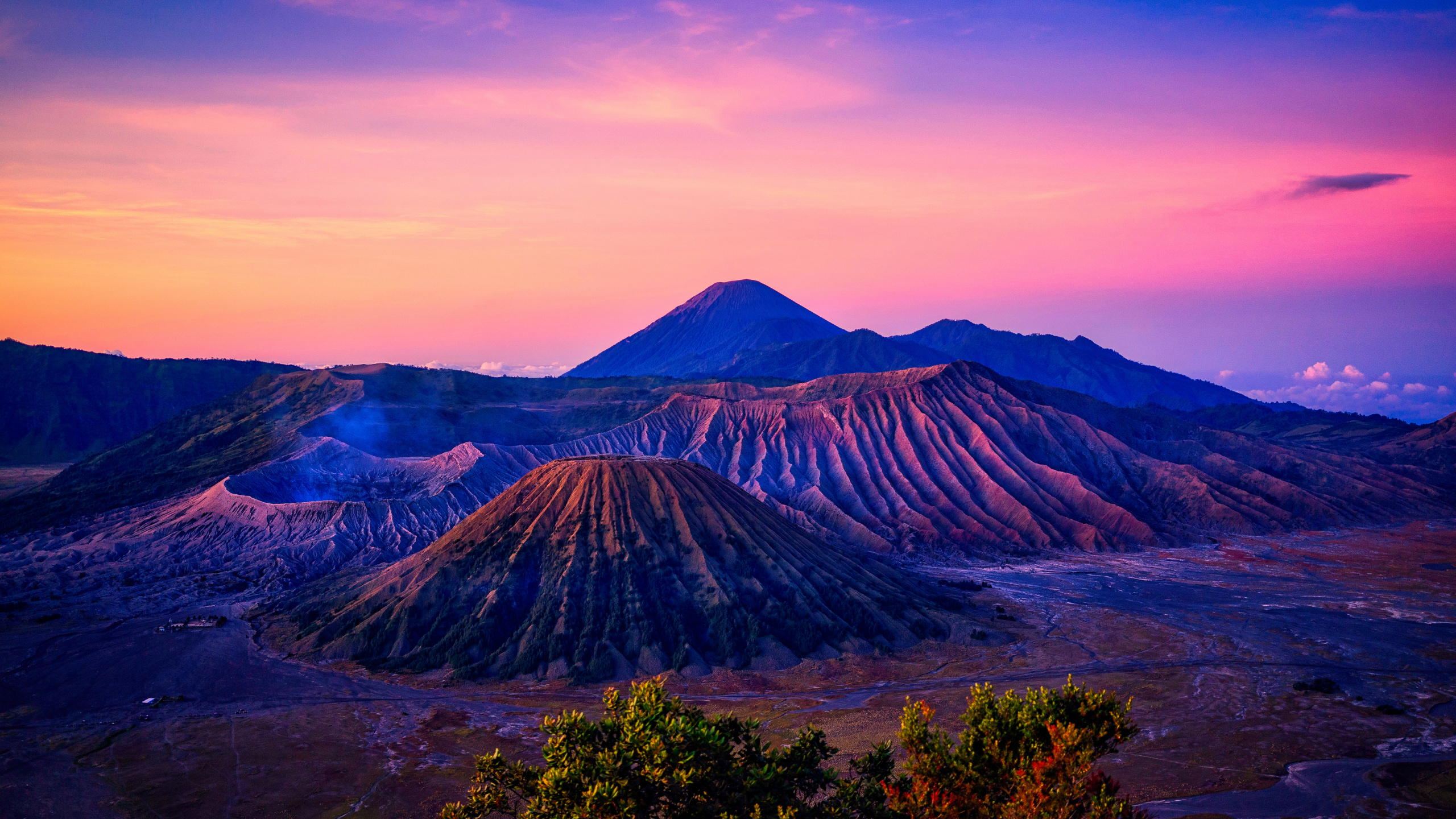 Brown Mountain Under White Clouds During Daytime. Wallpaper in 2560x1440 Resolution